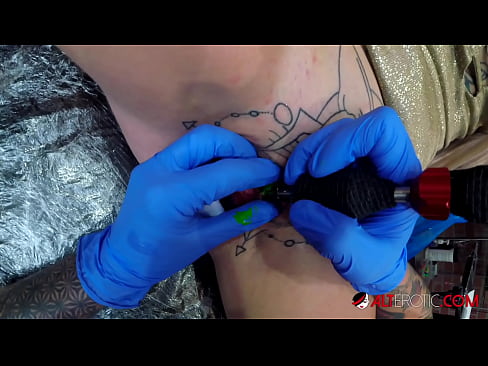 ❤️ Tsis tshua muaj tattooed hottie Sully Savage tau txais tattoo ntawm nws clitoris Fucking video ntawm porn hmn.xsexshop.ru Ib ❤